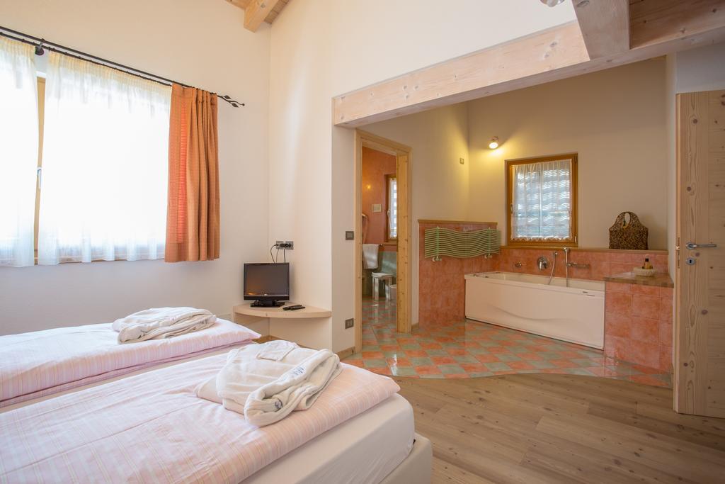 Castelir Suite Hotel Panchia Oda fotoğraf